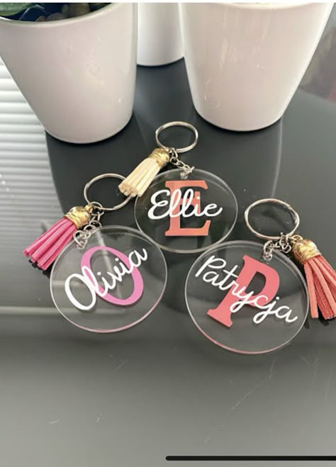 Acrylic Key Chains, Big Letter, Idee Cricut, Keychain Craft, Acrylic Keychains, Keychain Design, Cricut Craft Room, Cricut Tutorials, Etsy Personalized Gifts