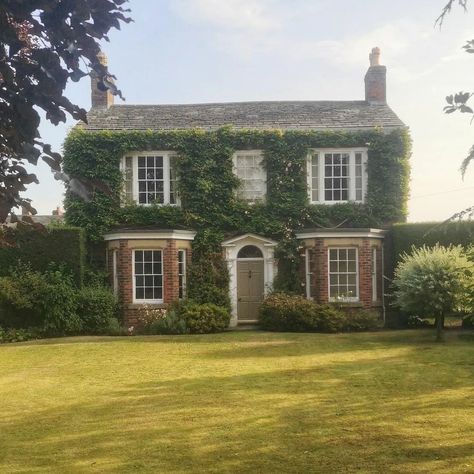 British Farmhouse Exterior, New England House, British House, Casas Coloniales, Countryside House, English House, Cute House, English Cottage, English Countryside