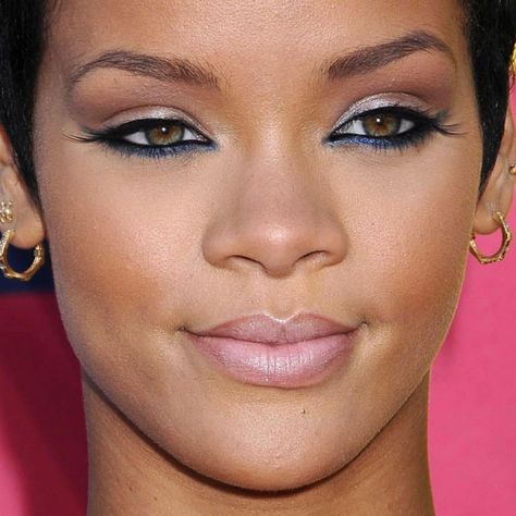 15-rihanna-makeup Interesting style with the emphasis on the lower lid.  Bold and subtle at the same time.  Will have to try this. Pale Pink Lipstick, Rihanna Makeup, Bold Eyeshadow, Silver Eyeshadow, Makeup Hacks Tutorials, Brown Eyeshadow, Video Music Awards, Blue Eyeshadow, Pink Lipstick