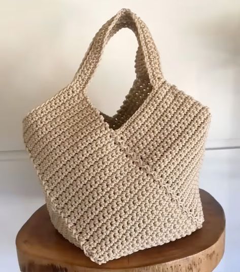 Crochet Rectangles Bag: A Stylish Accessory - CrochetBeja Crochet Bag From Rectangle, Crochet Pumpkin Patterns, Free Pumpkin Patterns, Pumpkin Patterns, Knitting Videos Tutorials, Honeycomb Stitch, Mesh Bags, Pineapple Crochet, Braid Patterns