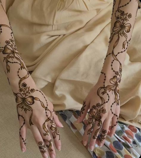 Simple Palm Mehndi, Simple Palm Mehndi Design, Henna Ramadan, Mehndi Designs Palm, Girly Henna, Wedding Henna Designs, Palm Mehndi, Henna Flower Designs, Cute Henna Designs