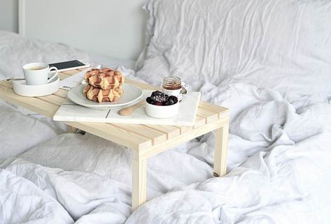 Love breakfast in bed? This diy breakfast in bed table is all you need - DIY home decor - Your DIY Family Diy Bed Tray, Diy Breakfast Table, Bed Table Ideas, Guest Tray, Over Bed Desk, Bed Tray Diy, Breakfast In Bed Table, Dream Breakfast, Table For Bed