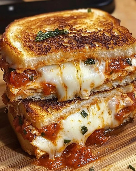 Crispy Chicken Parmesan Grilled Cheese with Mozzarella and Marinara - Miarecipes Parmesan Grilled Cheese, Crispy Chicken Parmesan, Chicken Parmesean, Lobster Cream Sauce, Chicken Parmesan Sandwich, Ultimate Sandwich, Chicken Marinara, Mozzarella Sandwich, Perfect Grilled Cheese