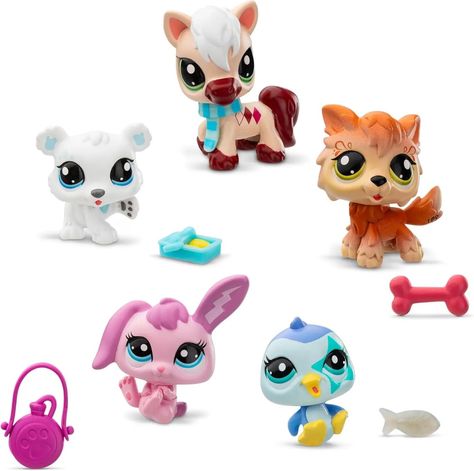 Littlest Pet Shop Winter Besties Collector Set.. Snow much fun with our Littlest Pet Shop pals! Which winter adventure will you take them on? ❄️❤️ #CollectorSet #littlepetshop #petcollection #toysplayingwithtoys #KidsToys #petshop For more amazing toys visit our website. www.toys4you.co.uk Lps Gen 7, Lps Pets, Little Pet Shop Toys, Lps Littlest Pet Shop, Snow Much Fun, Virtual Pet, Collector Cards, Clydesdale, The Penguin