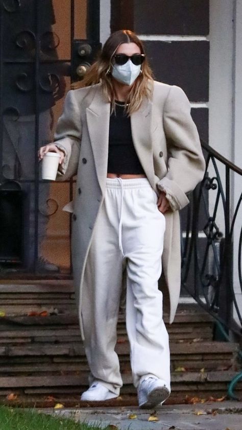 Neutral Fall Outfits, Hailey Baldwin Style, Joggers Outfit, Outfit Mujer, Celebrity Trends, Tomboy Style Outfits, January 29, Hailey Baldwin, Celebrity Street Style