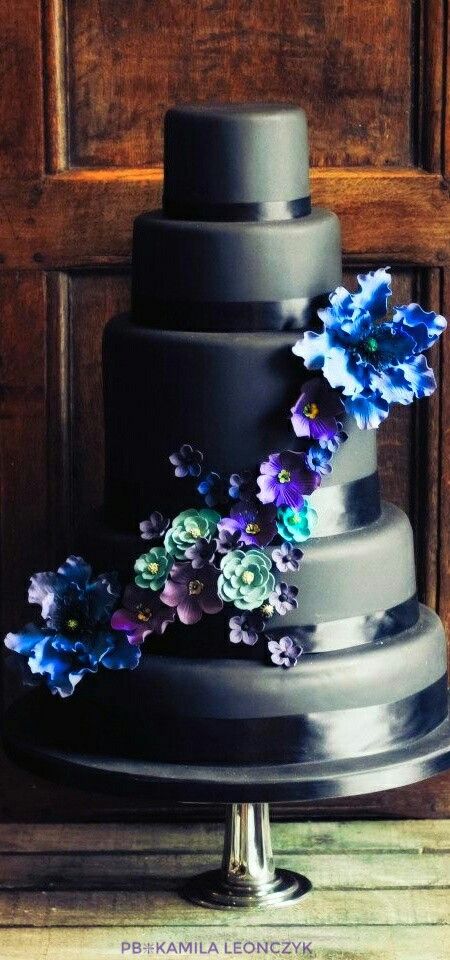 Black wedding cake with blue, purple and teal floral cascade. Different and stunning. Could also be nice for the groom if you change the flowers into some masculine accent Black Grooms, Wedding Cake With Blue, Black Wedding Cake, Peacock Wedding Cake, Black Cake, Purple Wedding Cakes, Black Wedding Cakes, Wedding Purple, Wedding Cakes Blue