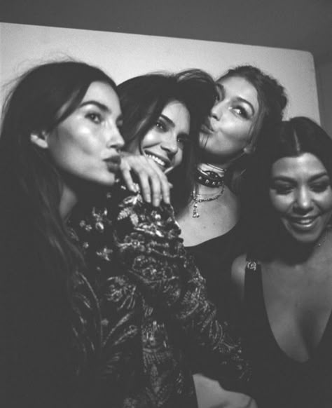 Gigi Hadid Kendall Jenner Kourtney Kardashian at Gigi's 21st birthday bash Shotting Photo, Kendall Jenner Outfits, Bff Goals, Bestie Goals, Gal Pal, Fashion Icons, Best Friend Goals, Friend Photoshoot, Best Friend Pictures