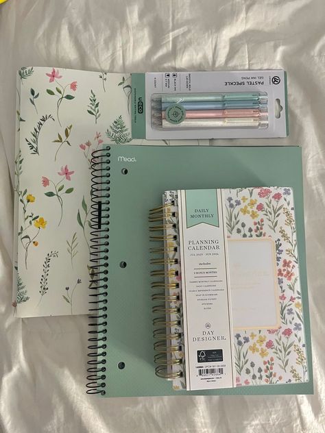 Fun Journal Ideas, School Backpack Essentials, Back To University, Pretty School Supplies, Romans 6, Flower Notebook, Cute Stationary School Supplies, School Bag Essentials, Notebook Set