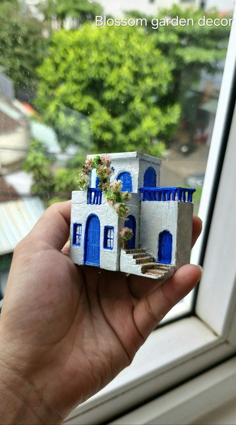 Ceramic Miniature House, Diy Ceramic House, House Pottery, Easy Clay Sculptures, Clay House, Driftwood Art Diy, Clay Houses, Driftwood Crafts, Wooden Houses