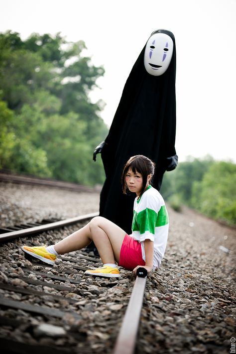 Chihiro And No Face, Matching Family Halloween Costumes, Chihiro Cosplay, Flip Table, Cute Couples Costumes, Couple Cosplay, Chihiro Y Haku, Tanned Skin, Cute Couple Halloween Costumes