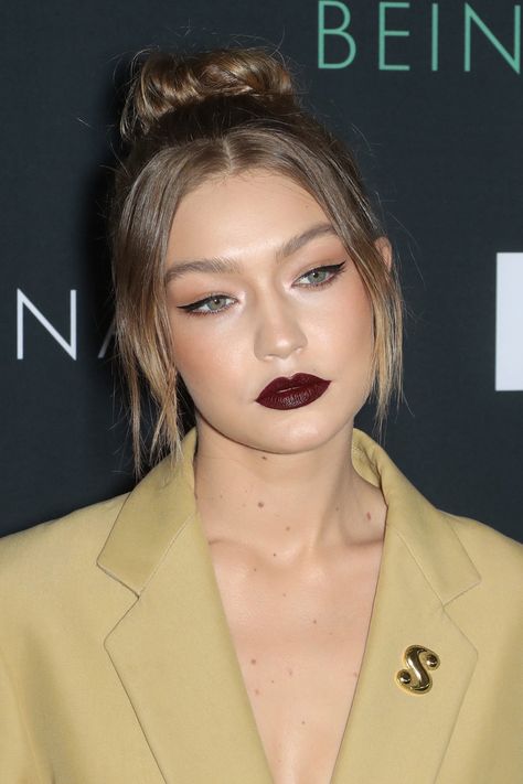 Gigi Style, Gigi Hadid Outfits, Bella Gigi Hadid, Gigi Hadid Style, Dark Lipstick, Makijaż Smokey Eye, Hadid Style, Dark Makeup, Penteado Cabelo Curto