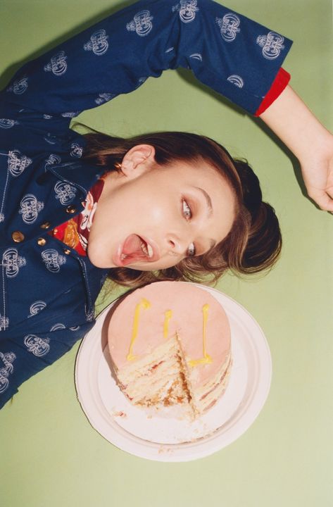 Cake Photoshoot, Friendship Stories, Liza Koshy, Emma Chamberlain, Birthday Photoshoot, Birthday Photos, Photo Inspiration, Fashion Photography, A Woman