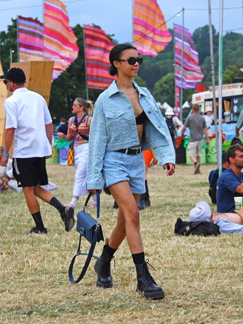 Glastonbury Outfits, Glastonbury Festival Fashion, Glastonbury Fashion, Uk Festival, Super Short Shorts, Summer Festival Fashion, Festival Inspo, Festival Chic, Embellished Denim Jacket