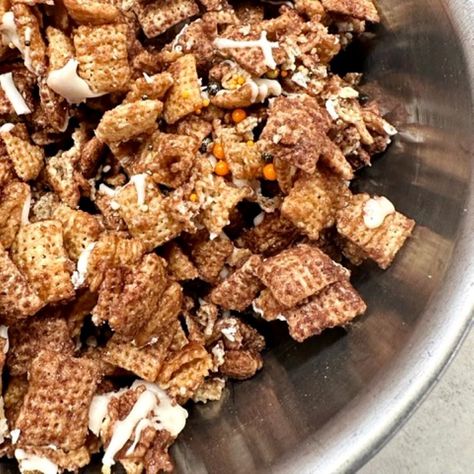 Chocolate Chex Caramel Crunch, Chocolate Chex Mix Recipes, Caramel Chex Mix, Chocolate Chex Mix, Sweet Snack Mix, Chex Recipes, Fall Snack Mixes, Crunch Chocolate, Chocolate Chex