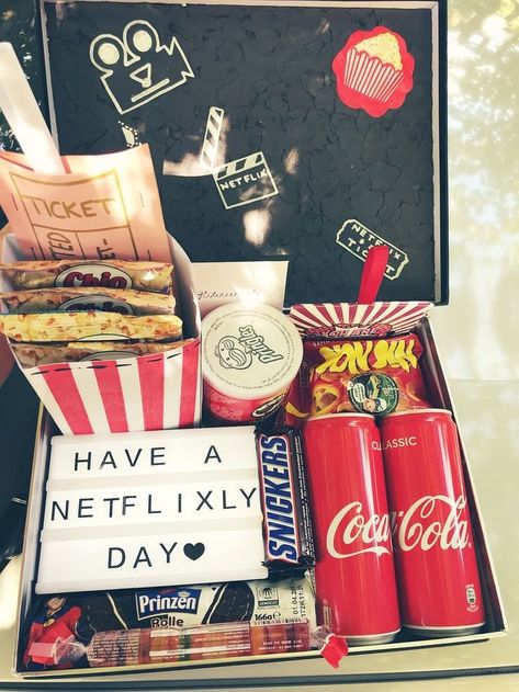 Netflix Gift Box Ideas, Movie Box Ideas, Movie Box Gift Diy, Movie Night Box Gift, Selfmade Christmas Gifts, Present Box Ideas, Selfmade Gifts, Family Movie Night Gift, Redbox Gift