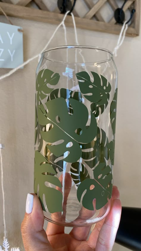 Glass Cup with bamboo lid and glass straw 20 oz. Green vinyl. Cute Glass Painting, Glass Cup Ideas, Wraps For Tumblers, Aesthetic Cups, Coffee Cup Crafts, Glass Tumbler Design, Cricut Cups, Glass Cup With Bamboo Lid, Iced Coffee Cups