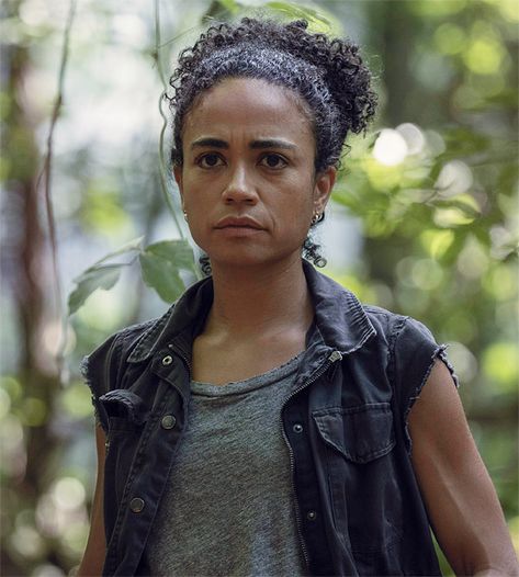 Connie and Daryl in 10.05 – “What It Always Is” Connie Twd Icons, Connie And Daryl, Kelly Twd, Lauren Ridloff, Twd Characters, Twd Memes, Twd Cast, Walker Stalker, Walking Dead Tv Series