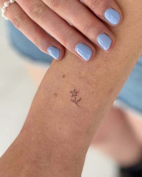 Flower Tattoos Wrist, Minimalistic Flower Tattoo, Flower Wrist Tattoos, Nature Flowers, Little Tattoos, Style Minimalist, Minimalist Tattoo, Wrist Tattoos, Flower Fashion