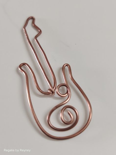 Free Jewelry Tutorial for a wire wrap Guitar Wire Wrapped Guitar, Wire Jewelry Tutorial, Diy Wire Jewelry, Wrap Jewelry, Jewelry Tutorials, Wire Wrap, Wire Wrapped Jewelry, Free Jewelry, Copper Wire