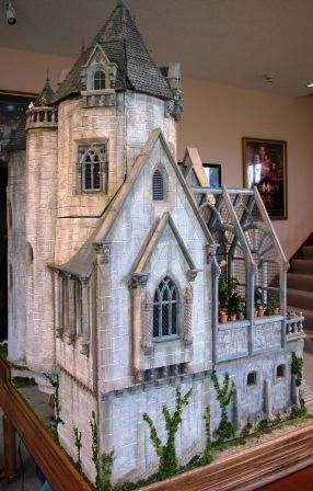 Exterior Harry Potter Dolls House, Doll House Castle, Hogwarts Dollhouse, Hogwarts Miniature, Harry Potter Dollhouse, Green Dollhouse, Potter House, Haunted Dollhouse, Hogwarts Castle