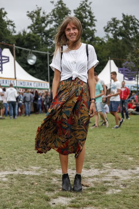 white t shirt street style || knotted t-shirt || floral maxi skirt || festival fashion || boho Festival Maxi Skirt, Festival Mode, Moda Hippie, Boho Styl, Cooler Style, Boho Festival Fashion, Estilo Hippie, Model Street Style, Mode Boho