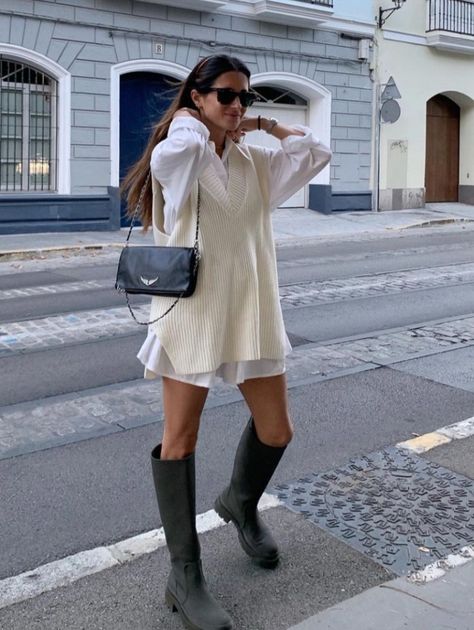 Ces bottes de pluie kaki de chez Zara sont partout en ce moment. Elles sont la pièce tendance à adopter sans plus tarder. Look Adidas, Looks Street Style, Fashion Weeks, Mode Inspo, 가을 패션, Autumn Outfit, Looks Style, Mode Inspiration, Winter Fashion Outfits