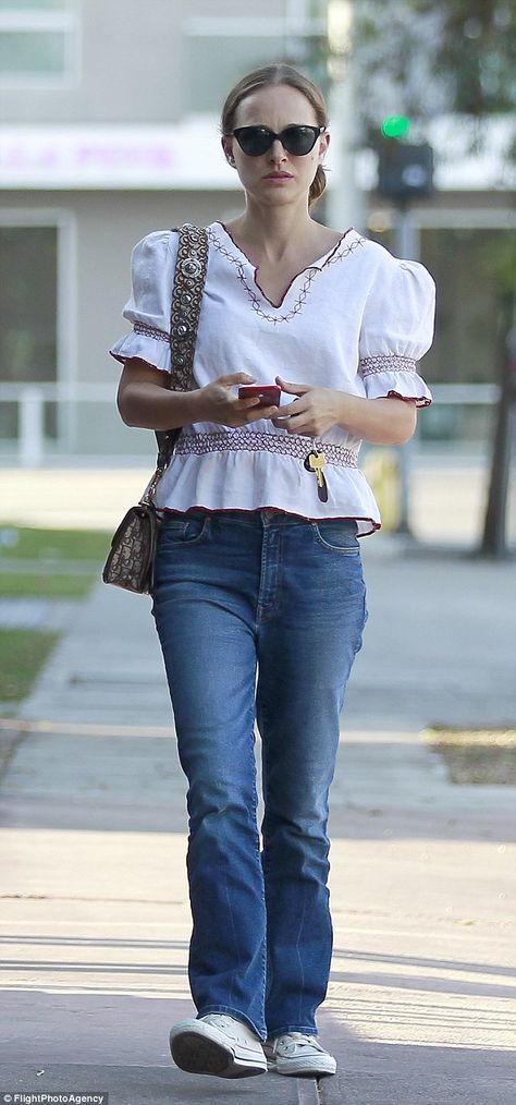 Natalie Portman Fashion, Natalie Portman Street Style, Natalie Portman Style, Cafe Gratitude, Natalie Portman, Kendall Jenner, Selena Gomez, Daily Outfits, Western Fashion