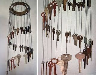 Wind chime of keys... the directions with this assumed you knew something about "how to", which wasn't much use to me! I googled and found this you-tube instructional video: http://eco-friendly.wonderhowto.com/how-to/make-eco-friendly-windchime-out-keys-249721/ Carillons Diy, Key Crafts, Koti Diy, Hantverk Diy, Old Keys, Old Key, Diy Wind Chimes, Keys Art, Crafty Craft