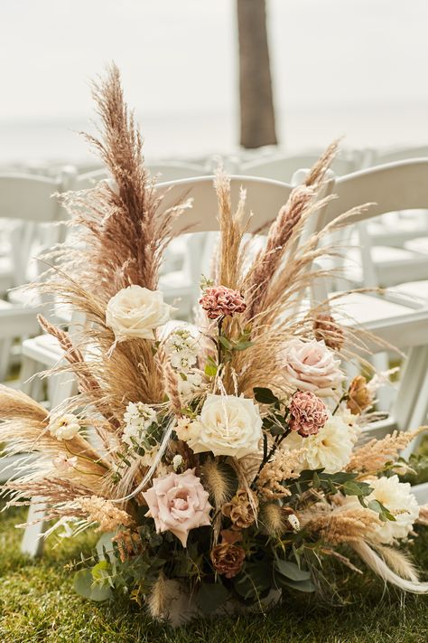 Pampas Grass And Roses Wedding, Boho Style Flower Arrangement, Floral Arrangement With Pampas, Boho Chic Floral Arrangements, Pampas Theme Wedding, Pampas Grass And Flowers Centerpieces, Pompass Grass Weddings, Wildflower Wedding Arrangements, Pompass Grass Centerpiece