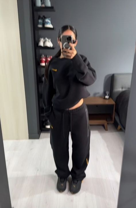 Black Airforce Outfit Woman, All Black Winter Outfit, Jordan Clothes, Comfort Outfits, Black Joggers Outfit, Mode Ulzzang, Sweatpants Outfits, Uk Style, Mode Zara