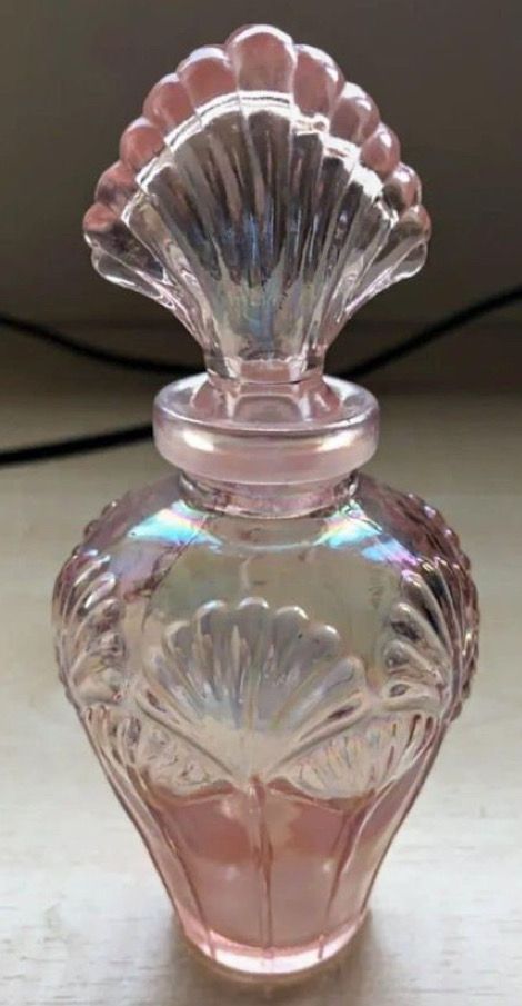 Unique Perfume Bottles, Uses For Plastic Bottles, Magic Potion Bottles, Fancy Bottles, Old Perfume Bottles, Pretty Perfume Bottles, Perfume Bottle Art, Potion Bottles, Magic Potion