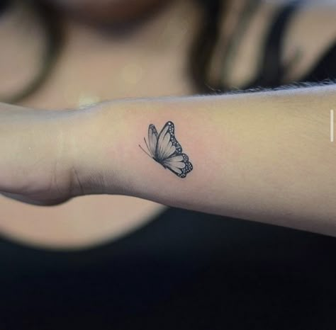 Butterflies Tattoo Ideas, Cute Wrist Tattoos, Tattoo Designs Cute, Small Hip Tattoos Women, Hand Tattoo Images, Side Hand Tattoos, Tattoo Leggings, Butterflies Tattoo, Colour Tattoo For Women