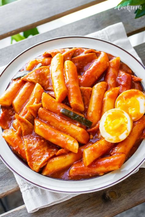 Easy Tteokbokki (Korean Spicy Rice Cakes) | Cookerru Easy Tteokbokki Recipe, Easy Tteokbokki, Tteokbokki Recipe Easy, Koreansk Mad, Korean Rice Cakes, Tteokbokki Recipe, Korean Rice Cake, Rice Cake Recipes, Spicy Rice