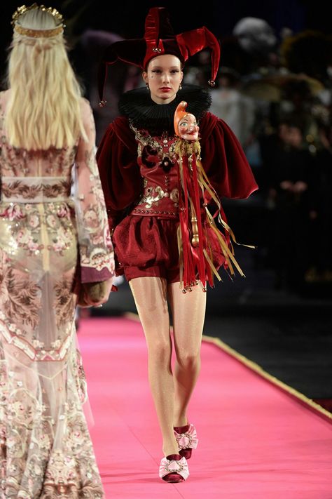 Jester Outfit, Circus Fashion, Jester Costume, Circus Outfits, Clown Clothes, Fest Outfits, Clown Costume, Vogue Japan, Dolce E Gabbana