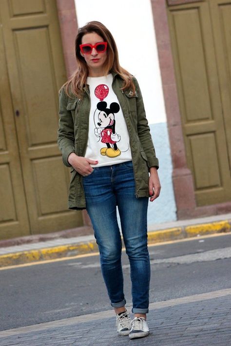 Disney Winter Outfits, Outfits Disneyland, Casual Office Fashion, T Shirt Mickey Mouse, Disney Wear, Jeans And T Shirt Outfit, Mickey Mouse Outfit, Disney Photo Ideas, Disneyland Outfits