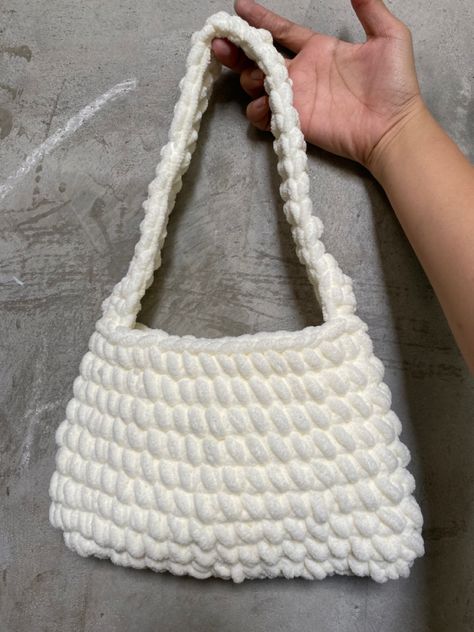 Easy crochet chunky bag, this is perfect for beginners . Chunky Crochet Purse Free Pattern, Chunky Yarn Crochet Bag Free Pattern, Chunky Crochet Crossbody Bag, Chunky Bag Crochet Pattern, Chunky Crochet Bag Pattern, Crochet Chunky Purse, Crochet Chunky Yarn Bag, Crochet Bag Thick Yarn, Chunky Crochet Bag Pattern Free