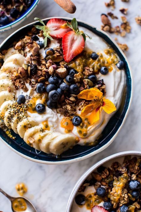 Yogurt Breakfast Ideas, Savory Yogurt, Greek Yogurt Breakfast Bowl, Yogurt Breakfast Bowl, Greek Yogurt Breakfast, Breakfast Bowls Recipe, Pane Dolce, Healthy Breakfast Bowls, Yogurt Breakfast