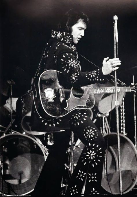 Elvis wearing the Black Pinwheel jumpsuit & cape. Boston Gardens. November 10, 1971. Elvis Memorabilia, Boston Garden, Elvis Jumpsuits, Elvis In Concert, Elvis And Priscilla, Elvis Presley Photos, Music History, Music Icon, Graceland