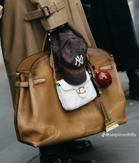 Jane Birkin, Brown Bag, Fall 24, Pretty Bags, Bag Charms, In My Bag, Big Bags, Mode Inspiration, Looks Style