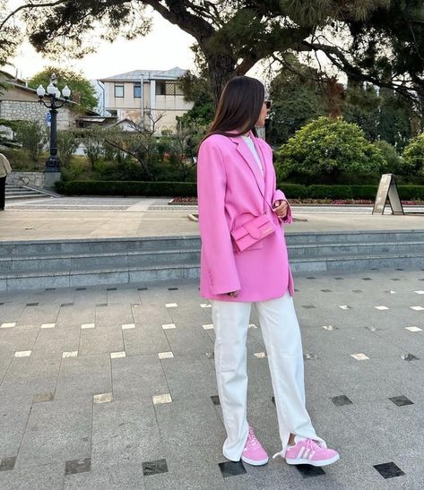 Brunette In Pink Outfit, Outfits Con Americana, Touch Of Pink Outfit, Pink Handbag Outfit, Pink Shoes Outfit, Pink Blazer Outfit, Preppy Chic Outfits, Fitness Wear Outfits, Model Outfit