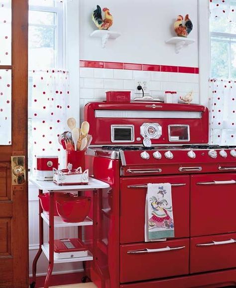 Red Replica of 1950's Stove home red vintage kitchen retro decorate stove replica Alter Herd, Red And White Kitchen, 1950s Kitchen, Red Kitchen Decor, Retro Appliances, Vintage Stoves, Vintage Appliances, Casa Country, Mid Century Modern Kitchen