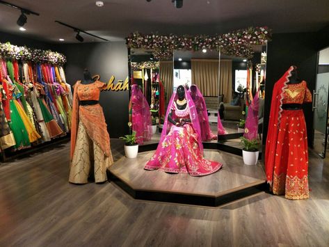 Boutique Interior Design Indian, Bridal Shop Interior, Fashion Shop Interior, Visual Merchandising Fashion, Interior Design Indian, Fashion Store Design, Fashion Window Display, Retail Store Interior Design, Clothing Store Interior