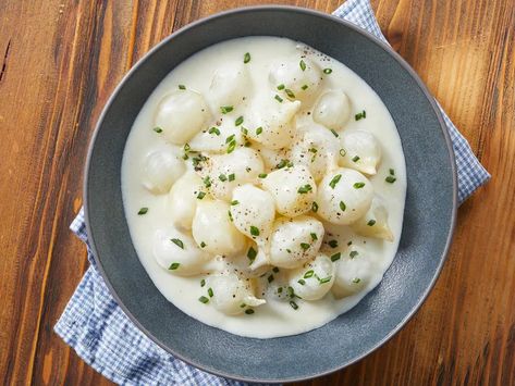 Mom's Traditional Creamed Onions Recipe How To Cook Fresh Pearl Onions, Creamed Pearl Onions Thanksgiving, Creamed Onions Thanksgiving, Creamed Onions Recipe, Creamed Pearl Onions Recipe, Creamed Pearl Onions, Pearl Onion Recipe, Creamed Onions, 5 Ingredient Dinners