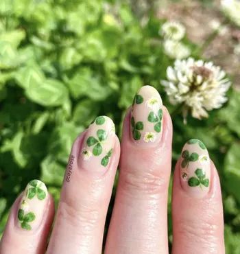 20 Pinch-Proof St. Patrick’s Day Nail Ideas That Aren’t Just Plain Green - Days Inspired Clover Nails Design, Clover Nail Art, Clover Nails, Shamrock Nails, Saint Patrick Nail, Gold Glitter Nail Polish, Crackle Nails, Clover Pattern, Minimalist Nail