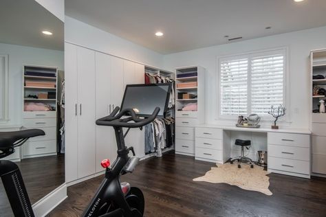 9 Wonderful Walk-In Closet Ideas Worth Stealing Spare Bedroom Closets, Bathroom Walk In Closet, Closets Ideas, Master Closet Design, Unique Bedroom Design, Home Gym Decor, Gym Decor, White Cabinetry, Spare Bedroom