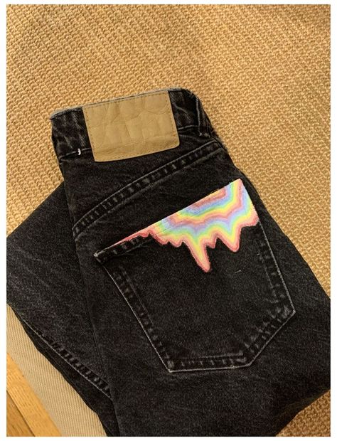 Acrylic Painting On Pants, Easy Jeans Painting, Acrylic Painted Jeans, Things To Paint On Jeans Easy, Acrylic Paint Clothes, Jeans Acrylic Paint, Painted Jeans Inspiration, Painted Back Pocket Jeans, Painting On Jeans Ideas Easy