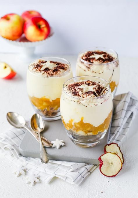 Bratapfel-Tiramisu mit Spekulatius im Glas | Simply Yummy Apple Tiramisu, Italian Tiramisu, Healthy Recipes Easy Snacks, Baked Apple, Winter Desserts, Pumpkin Spice Cupcakes, A Very Merry Christmas, Baked Apples, Fall Desserts