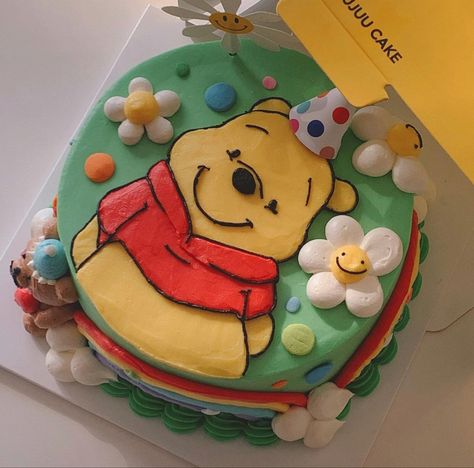 Disney Cake Aesthetic, Disney Cake Decorating, Disney Birthday Cake Ideas, Disney Cakes Birthday, Character Birthday Cakes, Cake Decorating Aesthetic, Winnie The Pooh Cake Ideas, Disney Cake Ideas, Cake Pooh