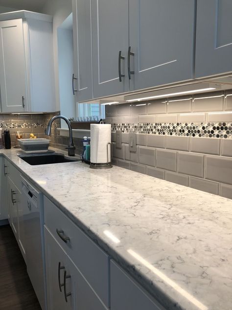 Subway Tile Backsplash With Accent Strip, Kitchen Backsplash With Accent Tile, Backsplash With Accent Strip, Kitchen Tiles Design Indian, Subway Tile With Accent Strip, Latest Kitchen Tiles Design, Kitchen Cabinets Showroom, Designer Cabinet, Kitchen Tiles Design