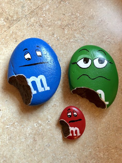 M&M painted rock family M And M Rock Painting, Rock Painting M&m, M And M Rock, M M Rock Painting, M M Painted Rocks, Paint Shells, Bug Rocks, Painted River Rocks, Iphone Widgets